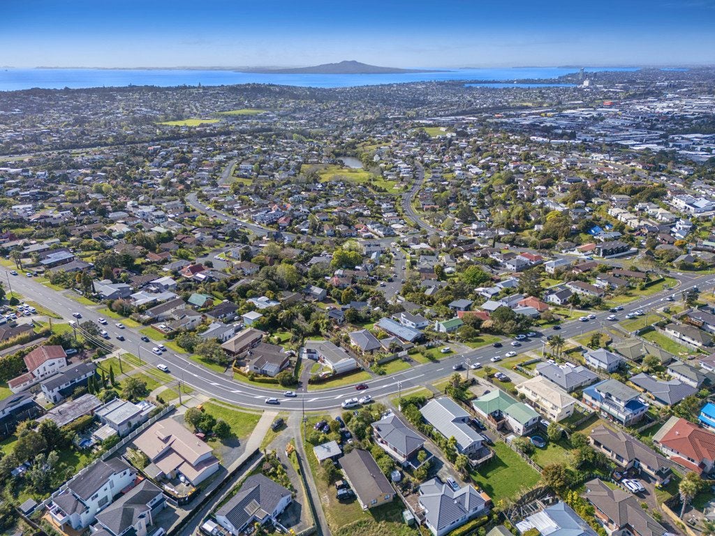 1/96 Sunset Road, Unsworth Heights, Auckland - Carousel 26