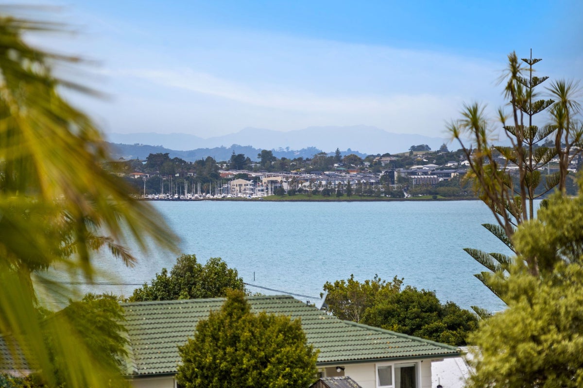 16 Judkins Crescent, Cockle Bay, Auckland - Carousel 2