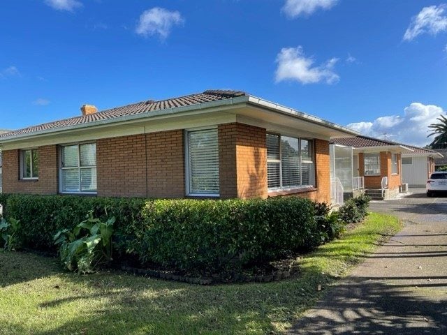 1/39 Eversleigh Road, Belmont, Auckland - Carousel 1