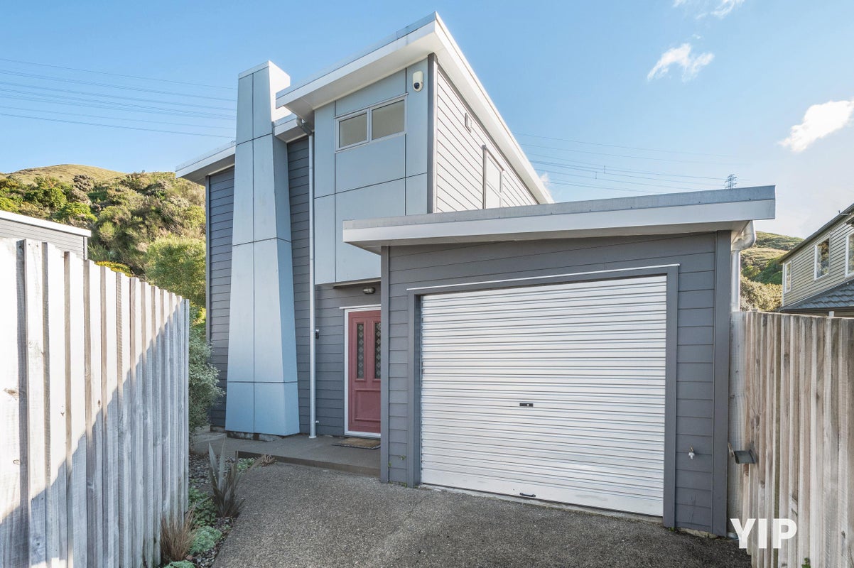 8 Erlestoke Crescent, Churton Park, Wellington - Carousel 1