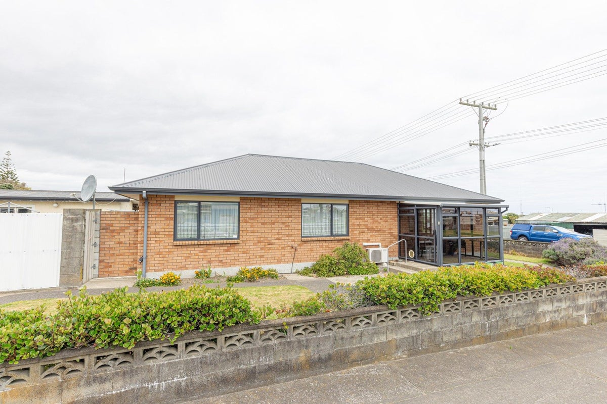 2 Mosston Road, Castlecliff, Whanganui - Carousel 2