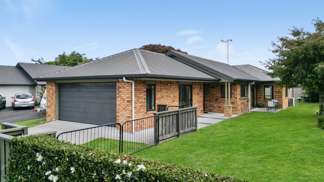 15 Aldona Place, Fairview Downs, Hamilton - Carousel 1