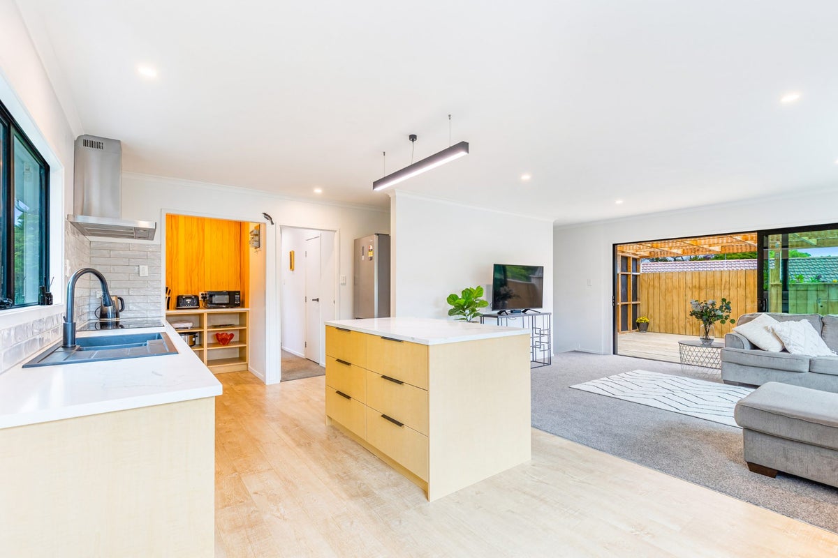 9 Redlands Grove, Swanson, Auckland - Carousel 2