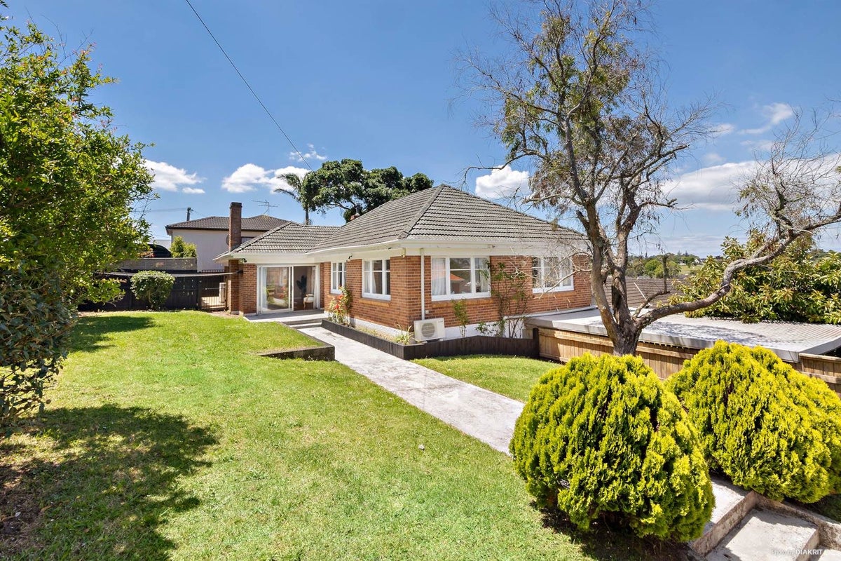 2 Locke Avenue, Mount Roskill, Auckland - Carousel 1