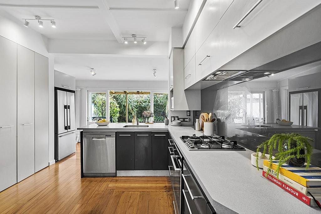 16 Rewa Road, Three Kings, Auckland - Carousel 1