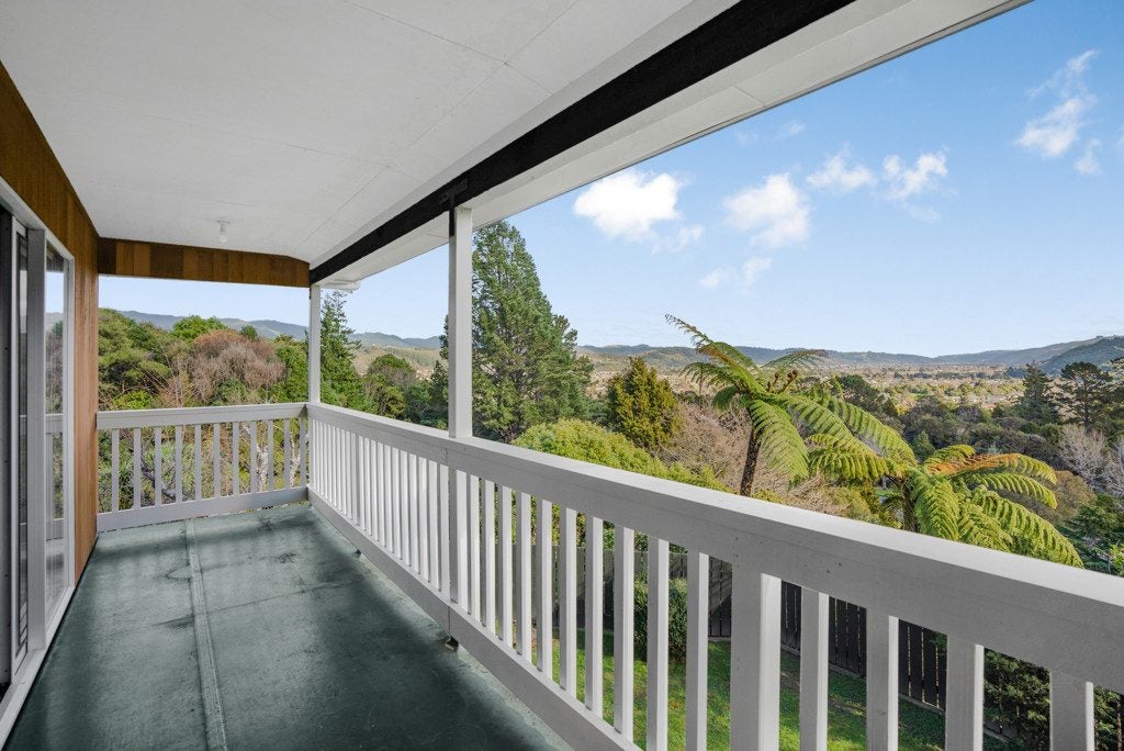 43 Sunnyview Drive, Brown Owl, Upper Hutt - Carousel 1
