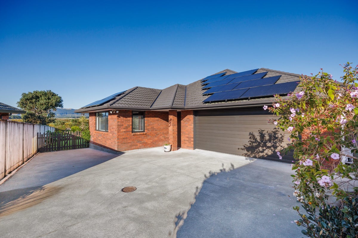 12 Ron Place, Fitzherbert, Palmerston North - Carousel 1