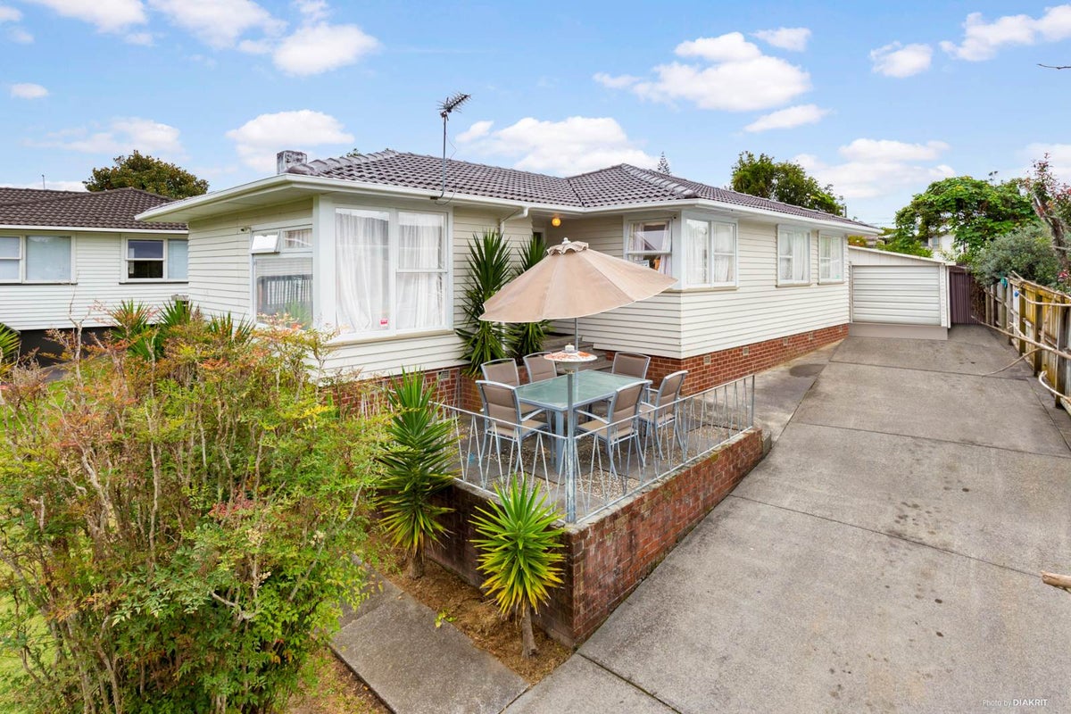 19 Barnfield Place, Glendene, Auckland - Carousel 1