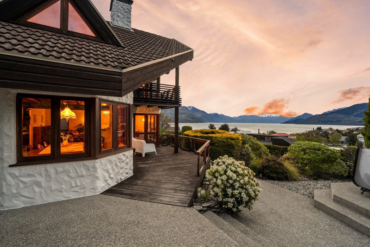 9 Cypress Court, Kelvin Heights, Queenstown - Carousel 2