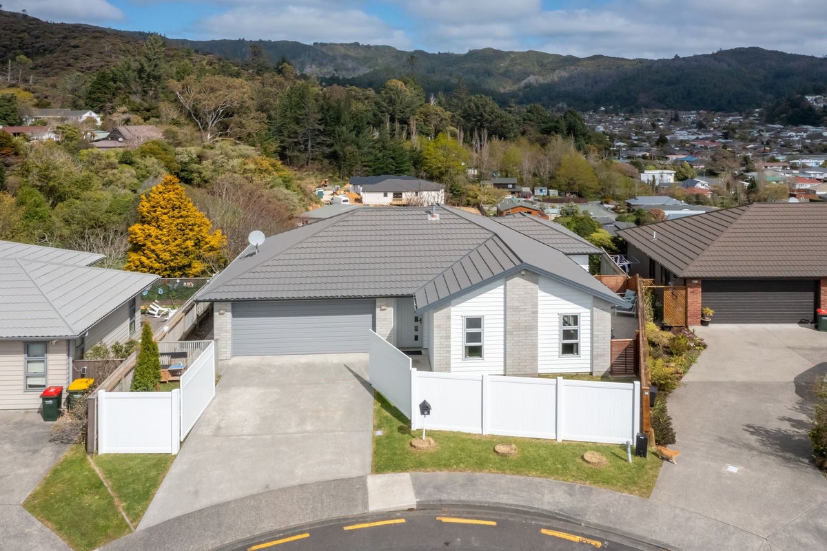 40 Speldhurst Grove, Stokes Valley, Lower Hutt - Carousel 1