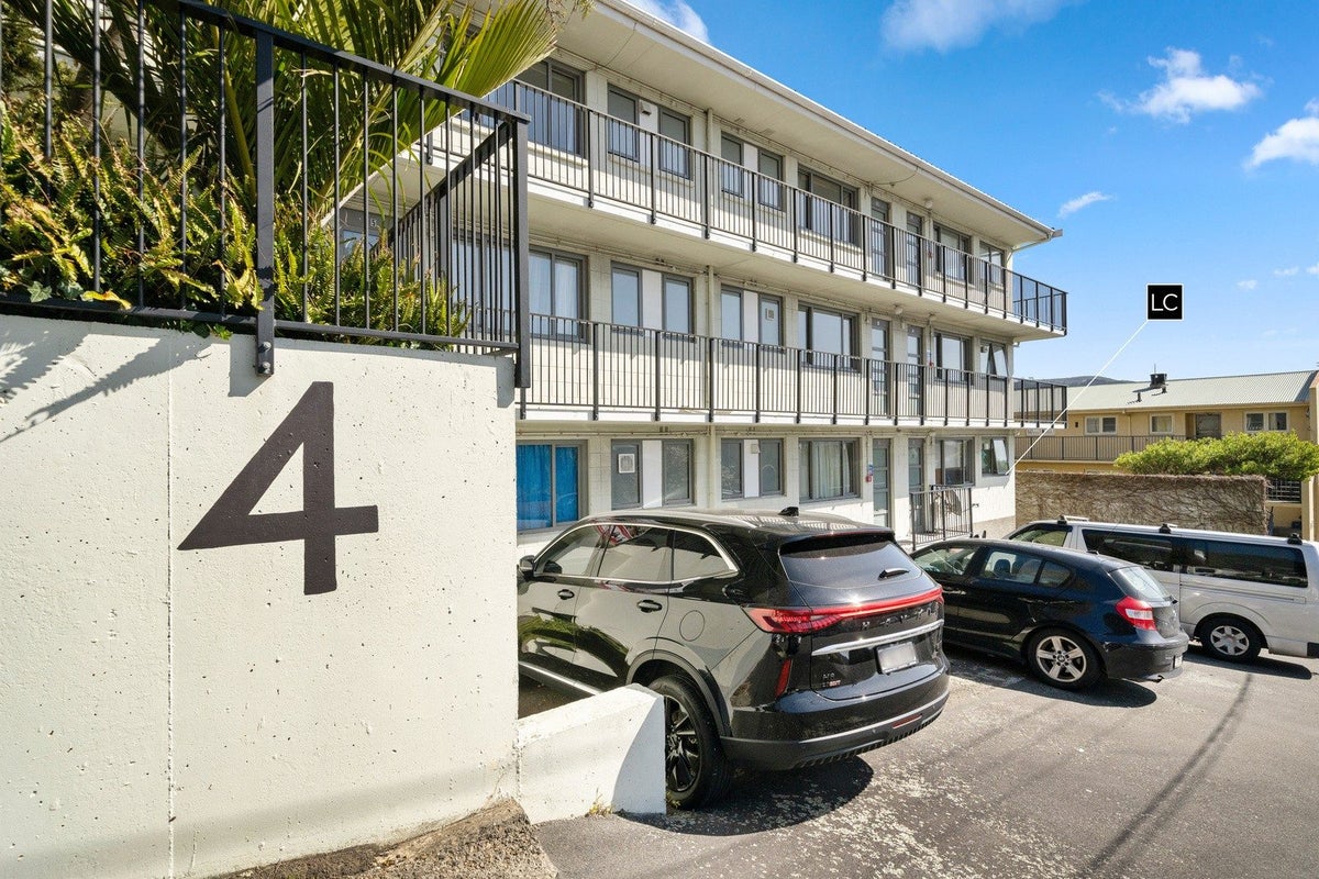 3/4 Derby Street, Mount Victoria, Wellington - Carousel 11