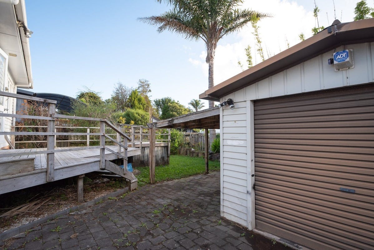9 Bishop Street, Green Bay, Auckland - Carousel 14