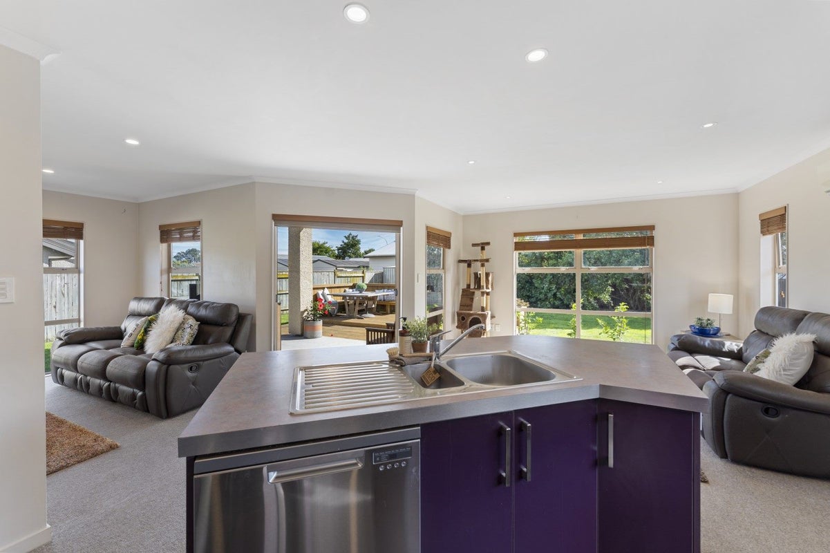 19 Walnut Grove, Kelvin Grove, Palmerston North - Carousel 1