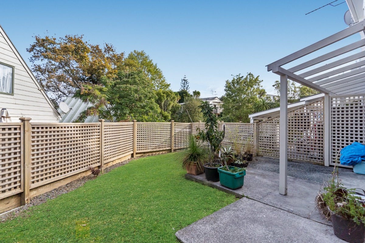 41 Vina Place, Massey, Auckland - Carousel 1