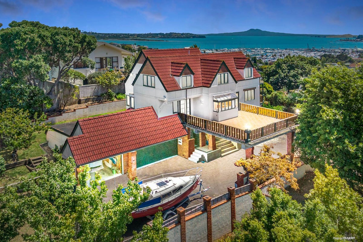 22 Mark Edward Drive, Half Moon Bay, Auckland - Carousel 1