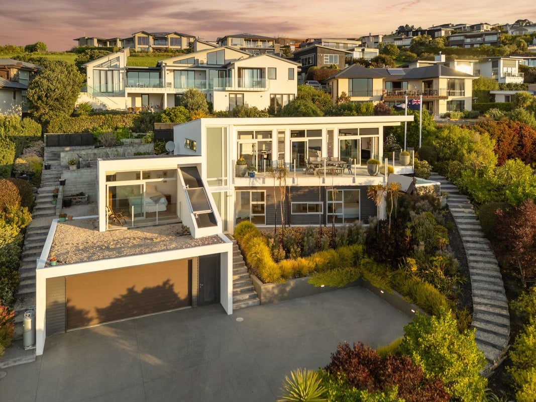 1 Saint Remy Lane, Redcliffs, Christchurch - Carousel 1