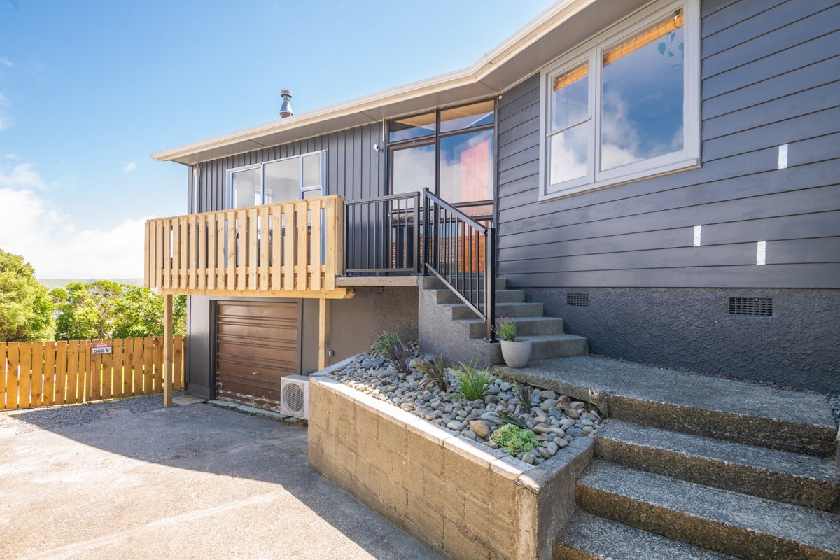 34 Brooker Grove, Newlands, Wellington - Carousel 1