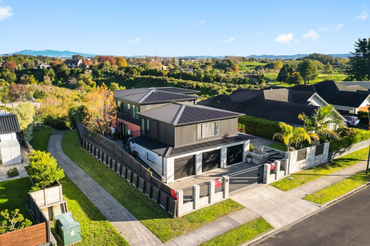 68 Helen June Avenue, Flagstaff, Hamilton - Carousel 1