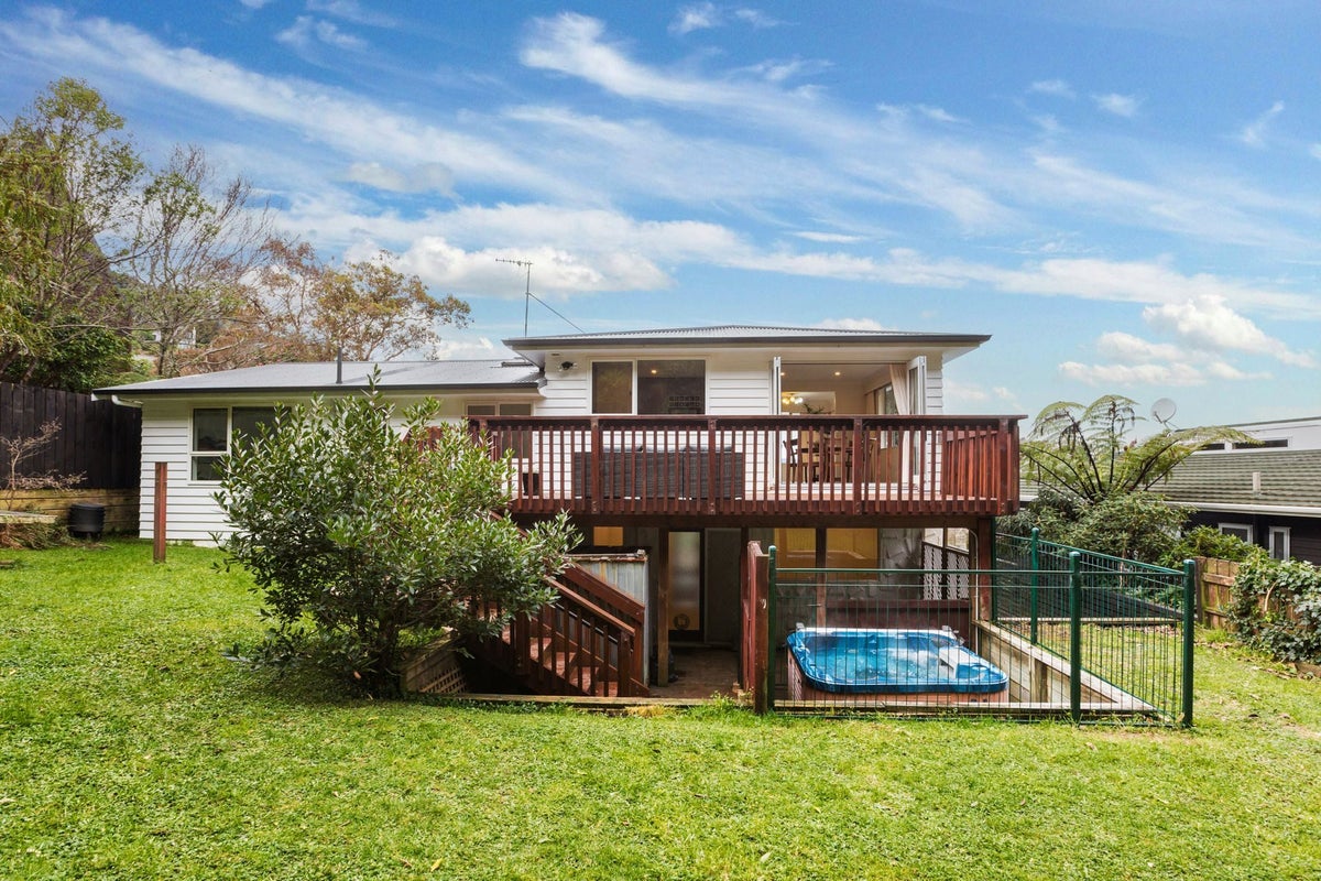 27 Amapur Drive, Khandallah, Wellington - Carousel 1