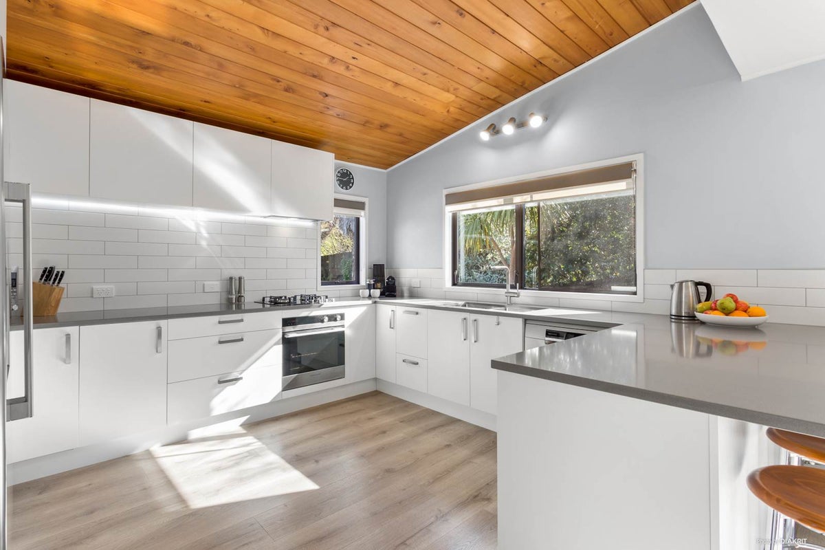 2/706 East Coast Road, Pinehill, Auckland - Carousel 2