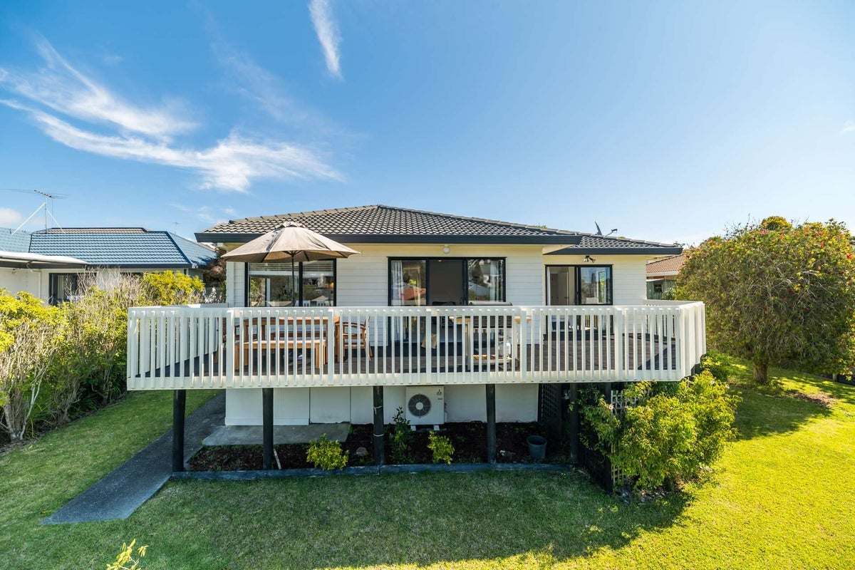 51 Charlotte Street, Stanmore Bay, Whangaparaoa - Carousel 1