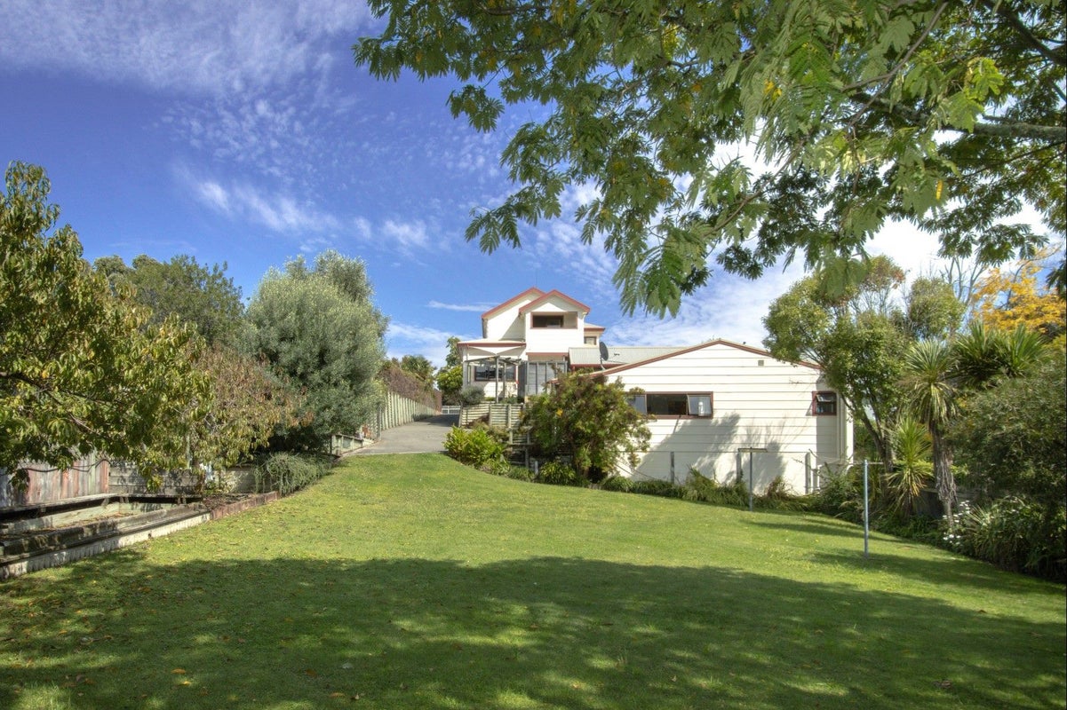 5 Selwyn Road, Hospital Hill, Napier - Carousel 1