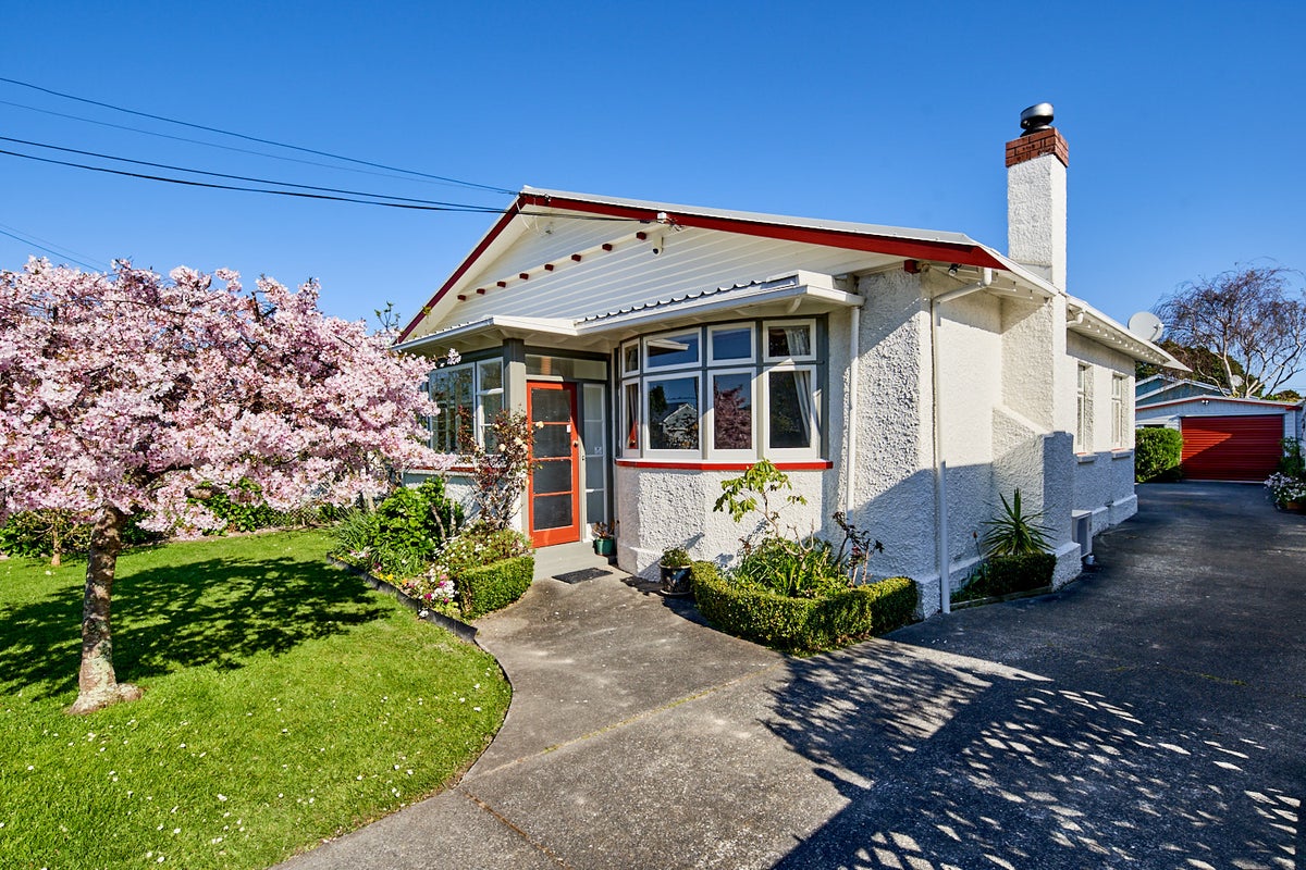 30 Cudby Street, Woburn, Lower Hutt - Carousel 1