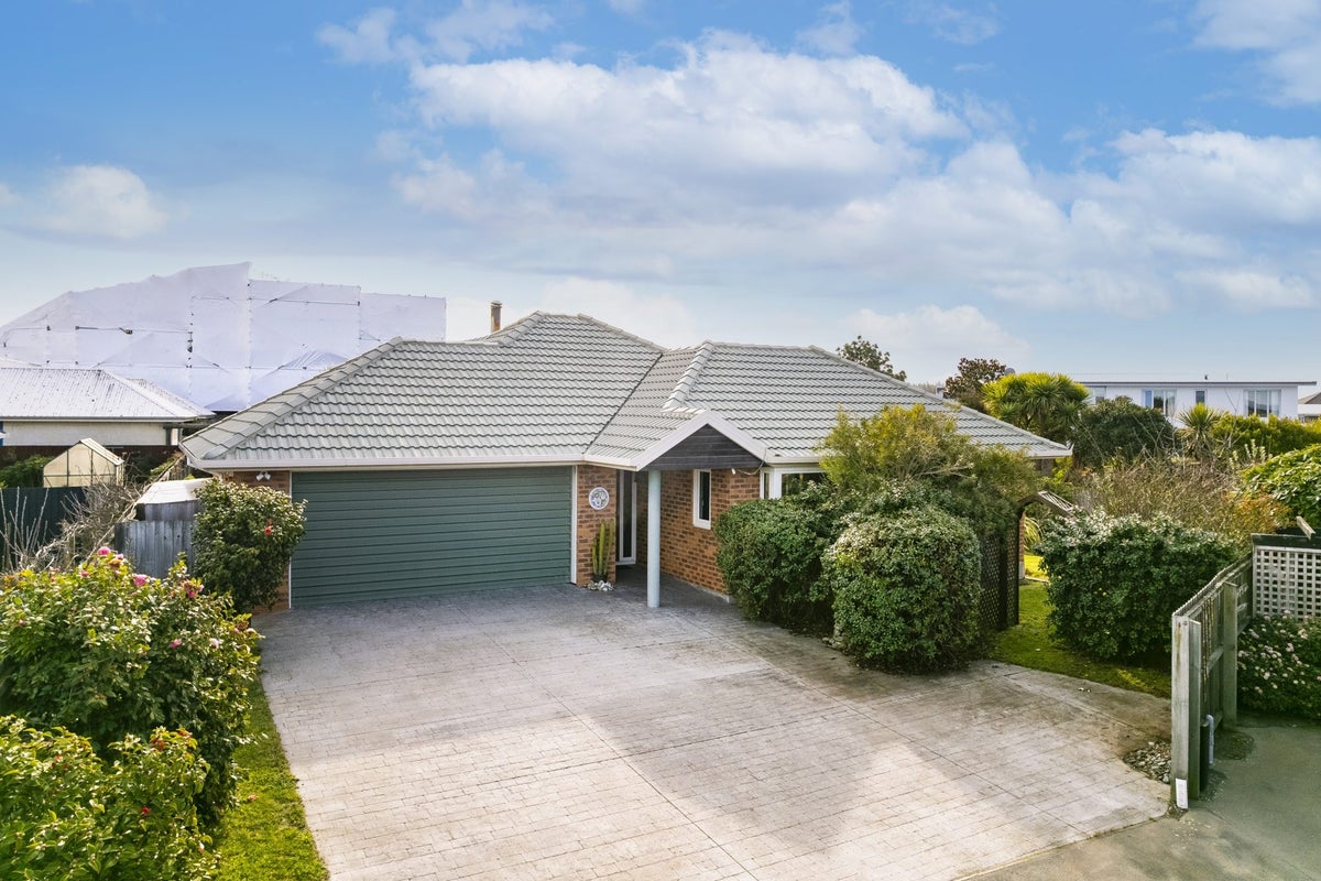 14 Eastwood Rise, Waimairi Beach, Christchurch - Carousel 1