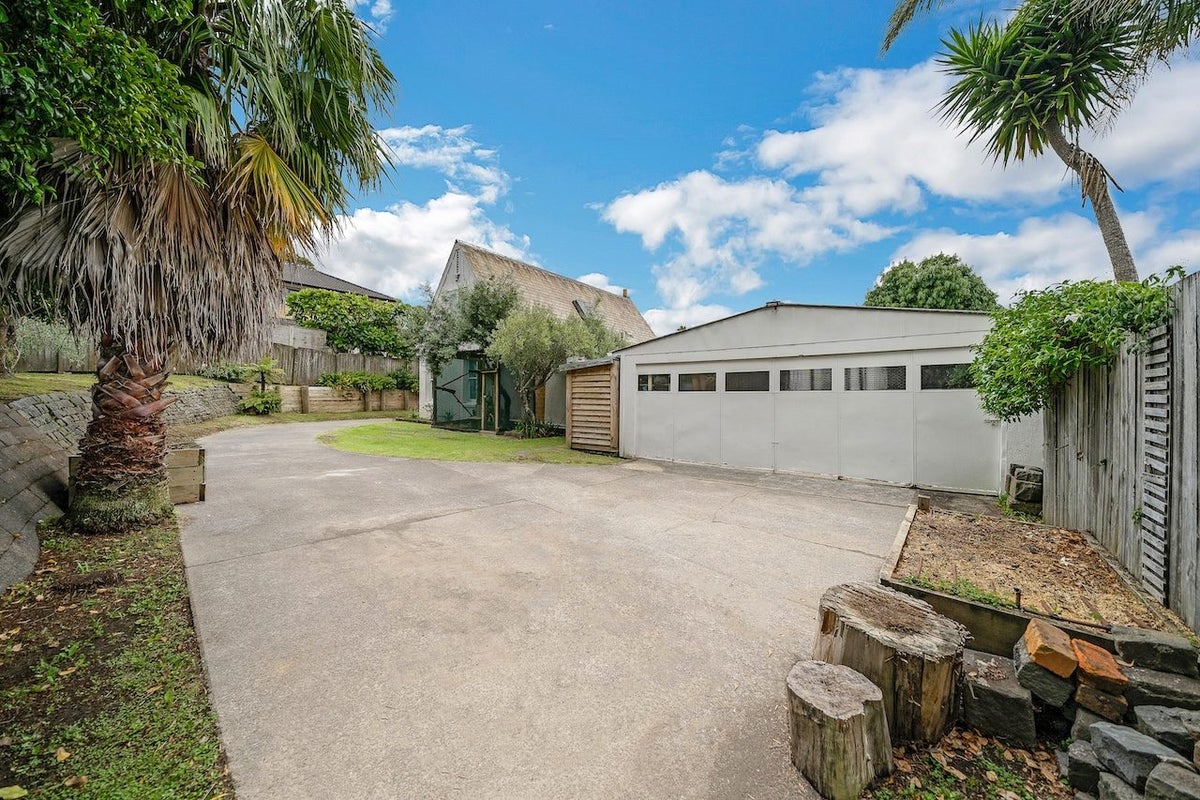19 Paparoa Road, Cockle Bay, Auckland - Carousel 2