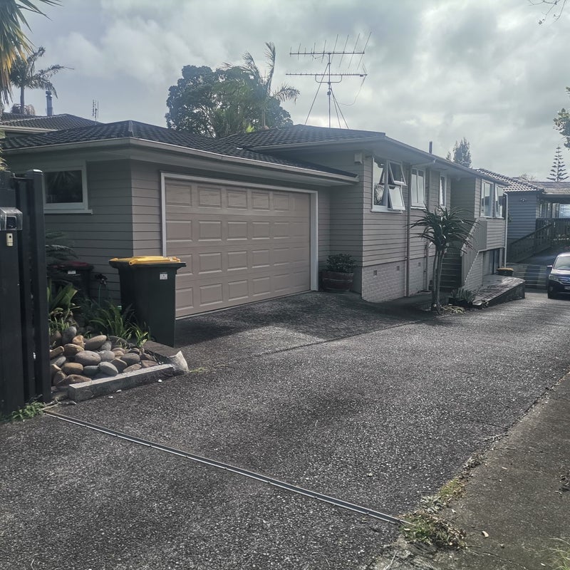 8 Advene Road, Cockle Bay, Auckland - Carousel 1