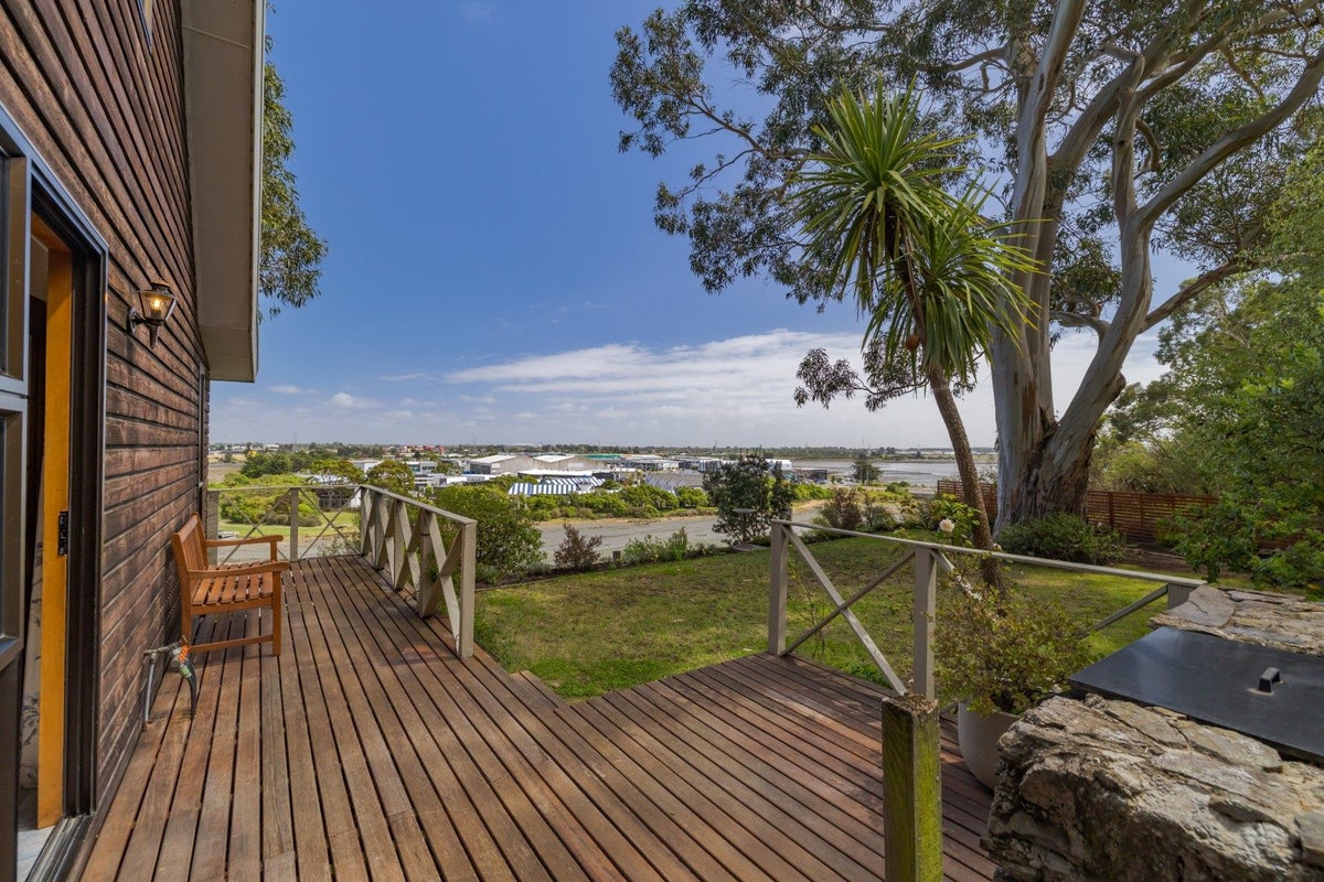 7 Cannon Hill Crescent, Mount Pleasant, Christchurch - Carousel 2