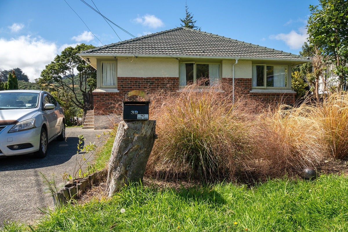 39 Glenmore Street, Glenleith, Dunedin - Carousel 1