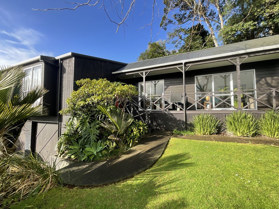 14 Lombardy Place, Whalers Gate, New Plymouth - Carousel 1