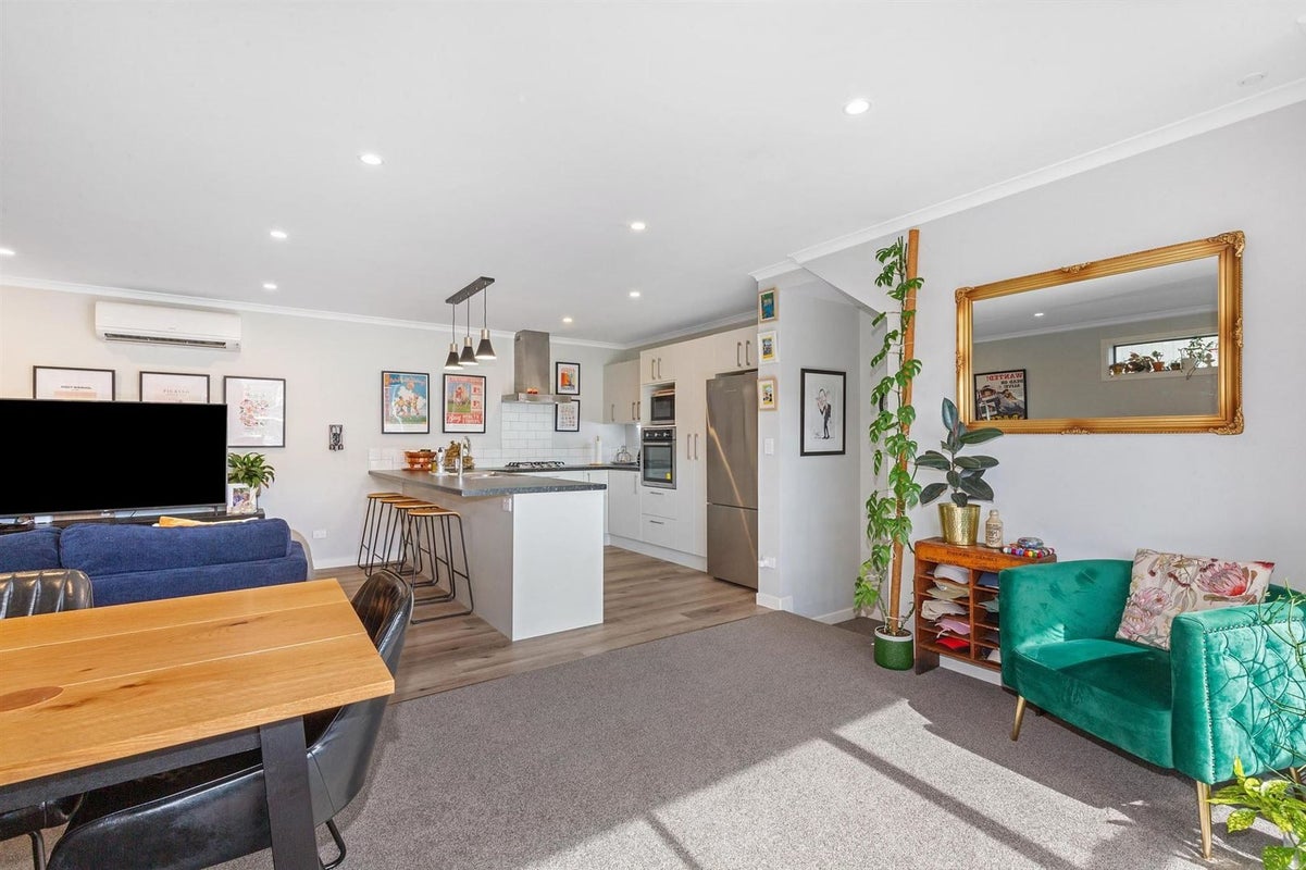 12 Main Road, Wainuiomata, Lower Hutt - Carousel 2