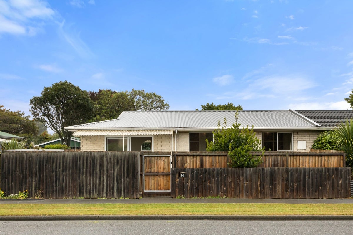2/2 Bayswater Crescent, Bromley, Christchurch - Carousel 2