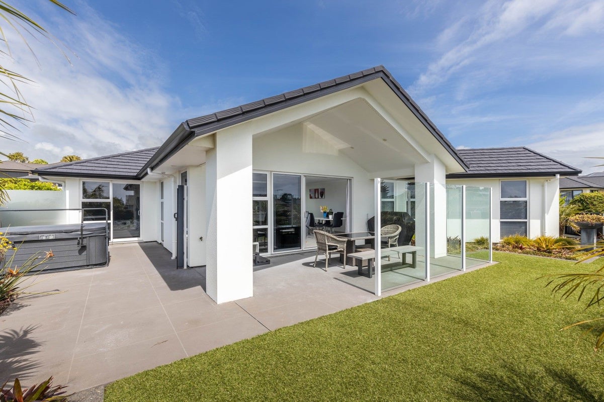 1 Oakmont Crescent, Waiwhakaiho, New Plymouth - Carousel 2