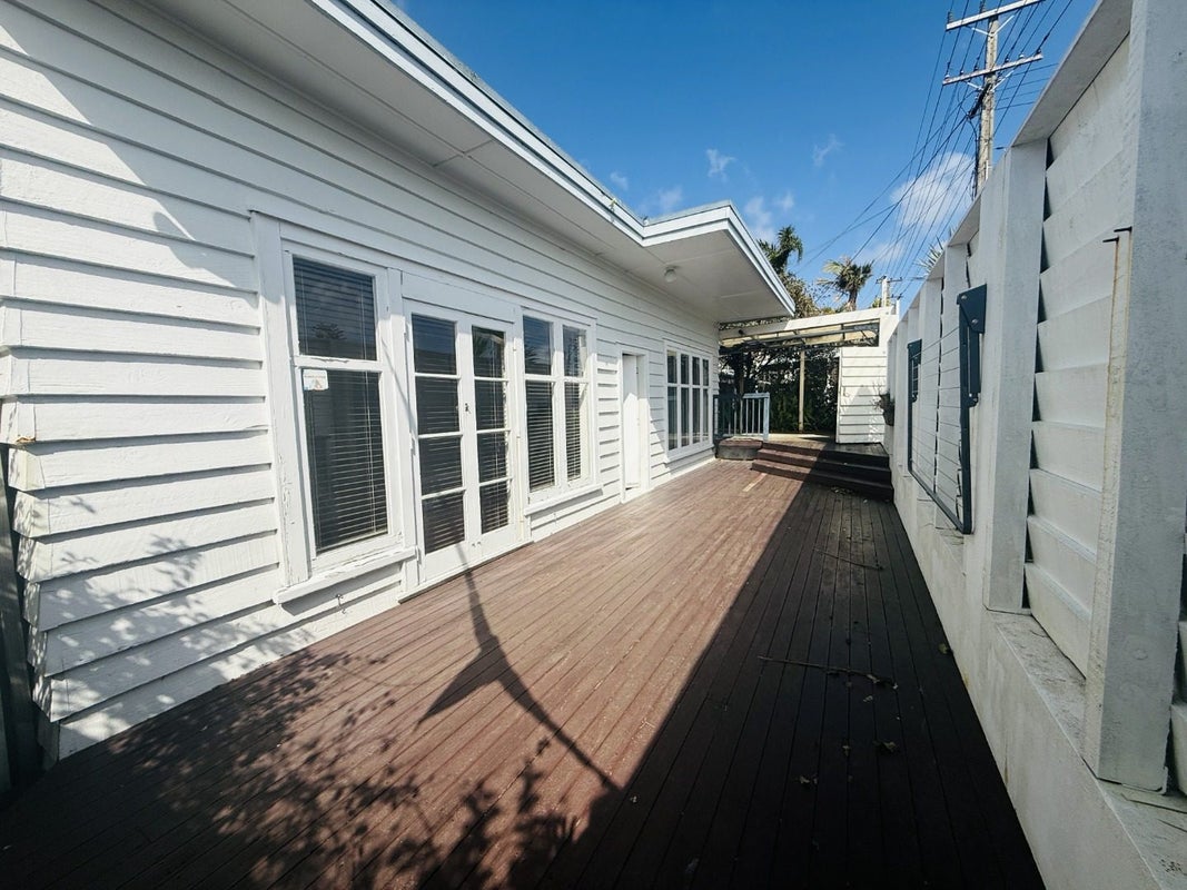 90 Arran Road, Browns Bay, Auckland - Carousel 1