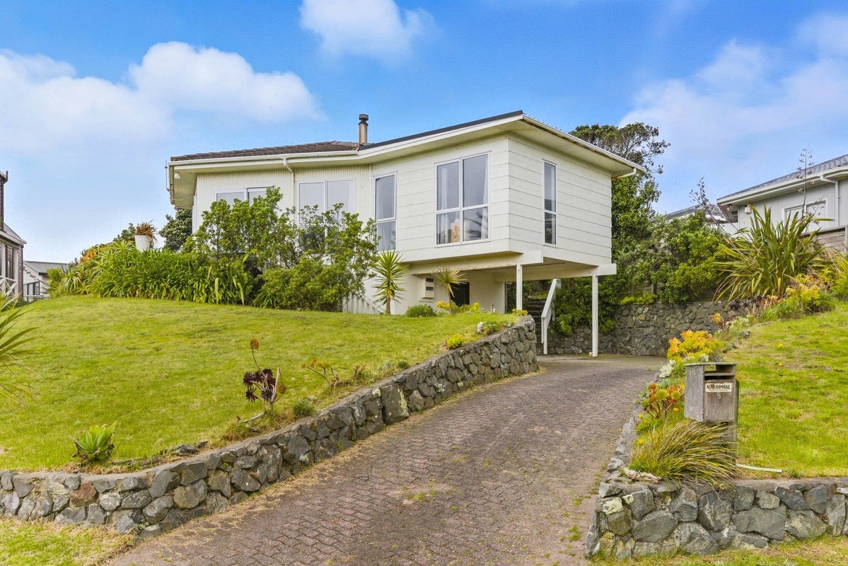 9 Waiheke Street, Waikanae Beach, Waikanae - Carousel 1