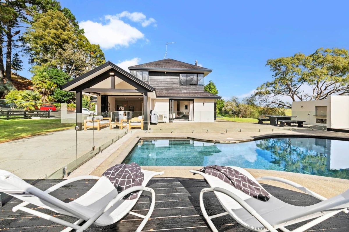 385 Whitford Park Road, Manurewa - Carousel 1