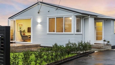 27 Kirrie Avenue, Te Atatu South, Auckland - Carousel 1