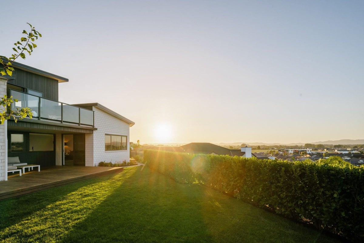 16 Rose Berry Crescent, Flagstaff, Hamilton - Carousel 1