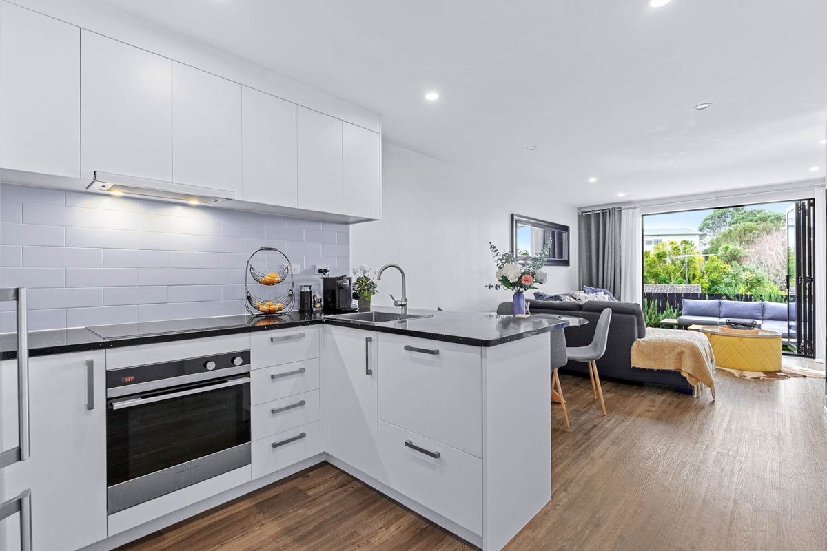 12 Chivalry Road, Glenfield, Auckland - Carousel 2