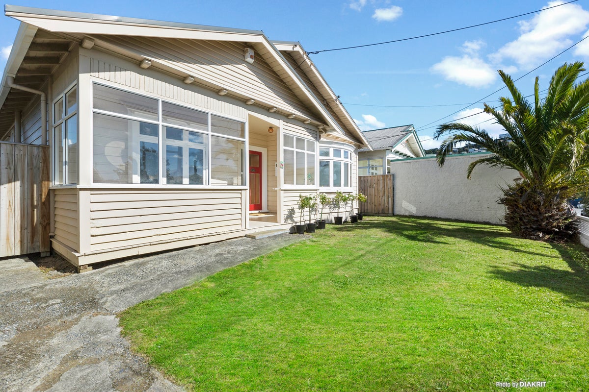 74 Endeavour Street, Lyall Bay, Wellington - Carousel 1