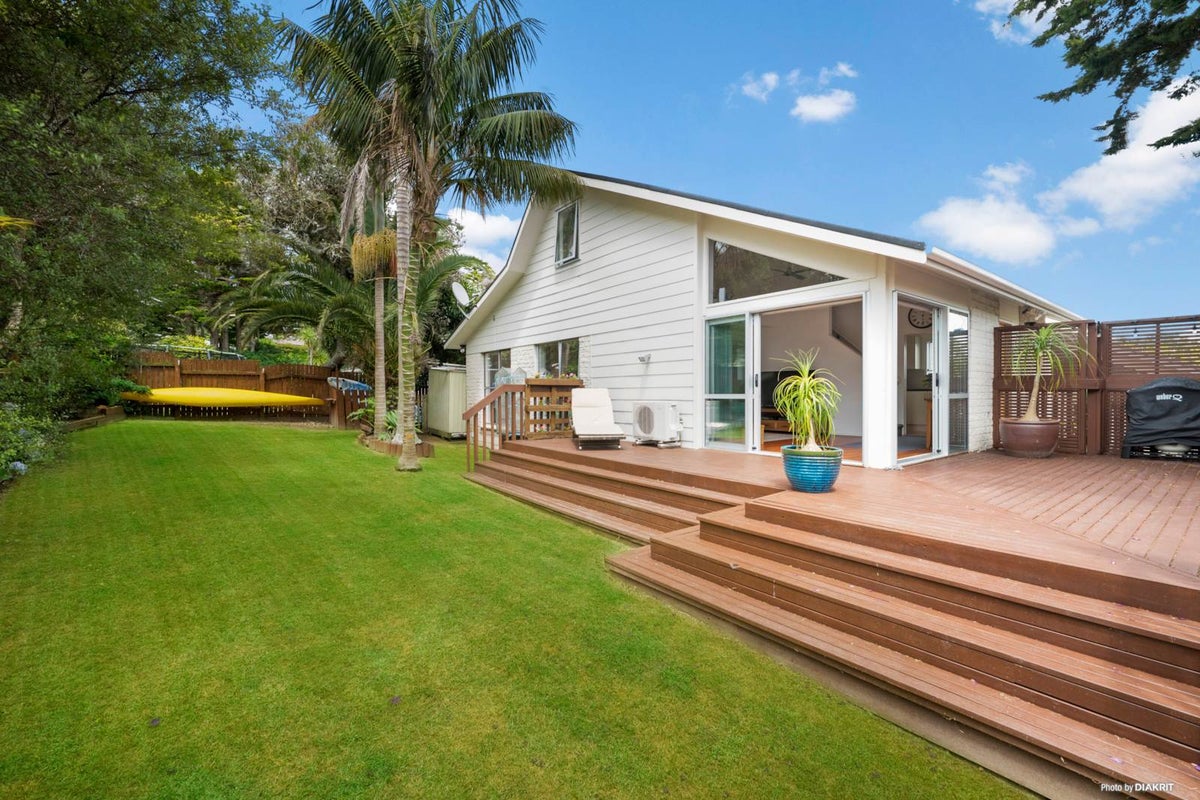 1/4 Mawson Avenue, Torbay, Auckland - Carousel 1