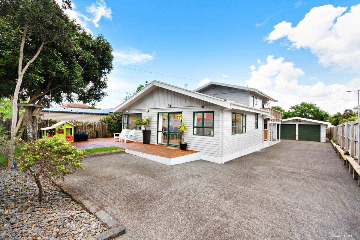 17 Koromiko Street, New Lynn, Auckland - Carousel 1