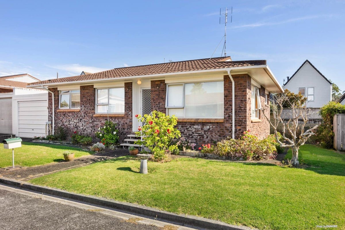 2/81 Shakespeare Road, Milford, Auckland - Carousel 1