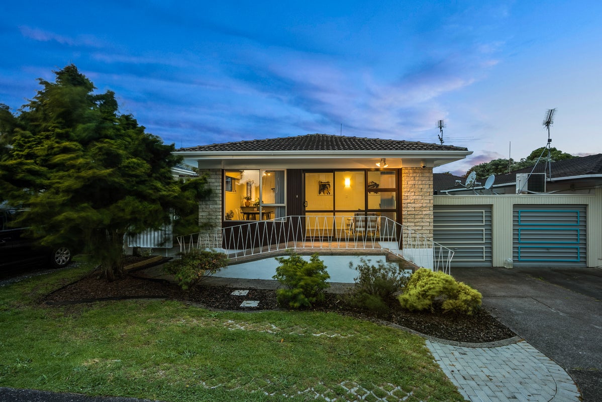 2/24 Alfriston Road, Manurewa East, Auckland - Carousel 1