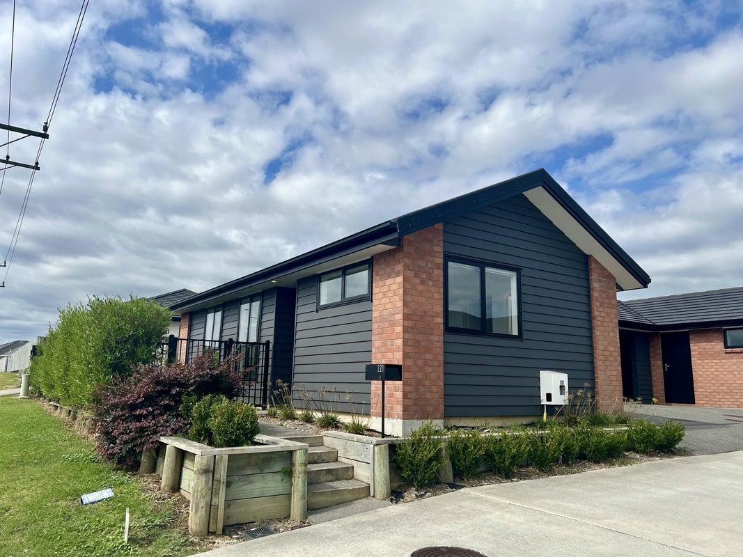 1/221 Baverstock Road, Grandview Heights, Hamilton - Carousel 1