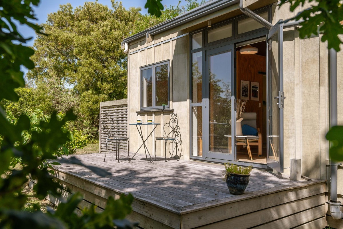 8 Hawkins Drive, Martinborough, Martinborough - Carousel 2