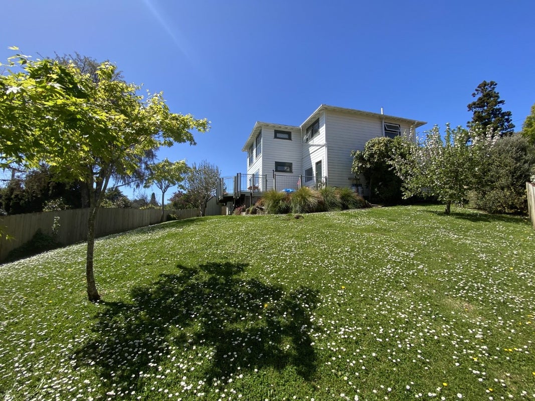 18 Howard Street, Macandrew Bay, Dunedin - Carousel 1